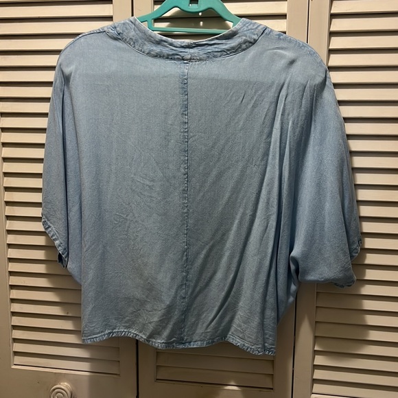 Sim & Sam Faded denim blouse. Size Large.Soft fabric. Tie front, covered buttons - Picture 4 of 5